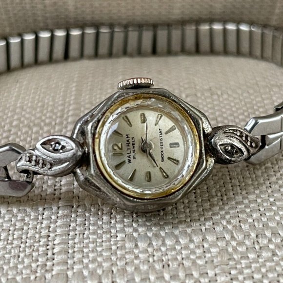 Vintage Waltham Ladies Wristwatch Handwinding Shock Resistance Quartz Watch - Picture 5 of 11